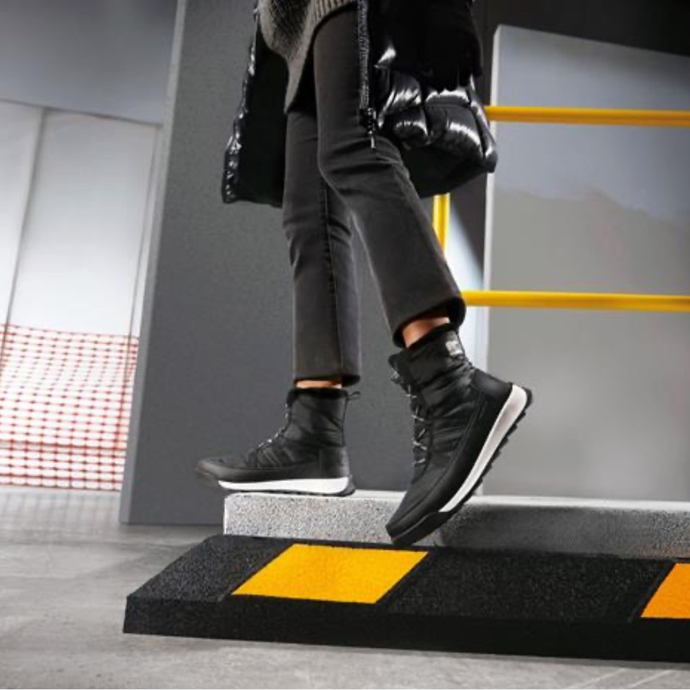 NIB Sorel Whitney II Short Lace Winter Fur Black & White Boots